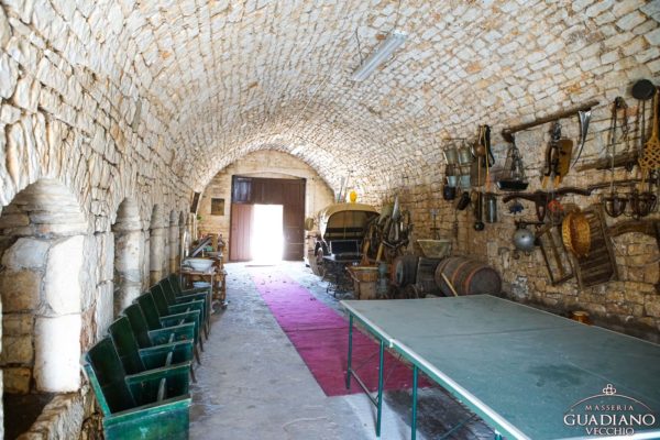 Masseria Guadiano Vecchio - L'interno di una vecchia stalla - www.masseriaguadiano.com - Monopoli (BA) - Puglia - Italy