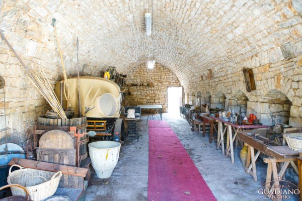 Masseria Guadiano Vecchio - L'interno di una vecchia stalla - www.masseriaguadiano.com - Monopoli (BA) - Puglia - Italy