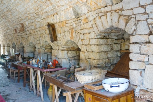 Masseria Guadiano Vecchio - L'interno di una vecchia stalla - www.masseriaguadiano.com - Monopoli (BA) - Puglia - Italy